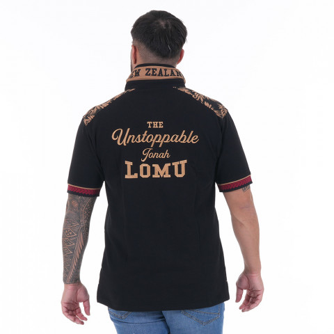Black short-sleeved polo shirt "THE Unstoppable Jonah LOMU" by Ruckfield