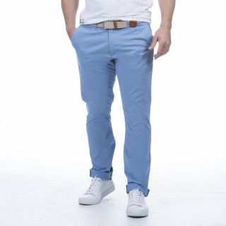 Pantalon chino bleu ciel en coton élasthanne et coupe confort.